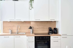 Fridge, oven, stovetop, dishwasher