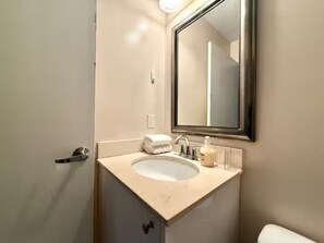 Bidet, Handtücher, Toilettenpapier