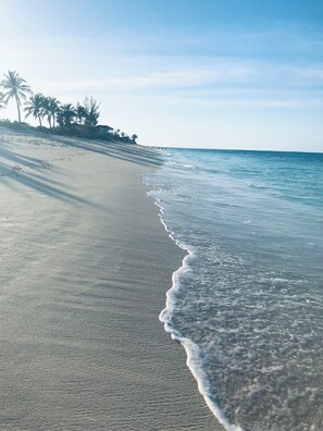 Chaises longues, serviettes de plage