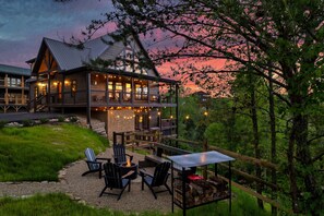 Outdoor dining - NEW. Winter Discount -20 Min. to Pigeon Forge/Hot Tub/Indoor Pool/Fire Pit (Sevierville)