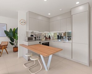 Fridge, oven, stovetop, dishwasher - B231 - Serene Chic 2 Bedroom (Sint Maarten)