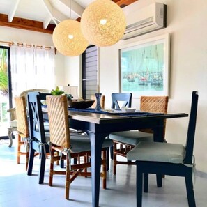 Dining - Le Rêve is your dream beachfront getaway, just minutes from San Pedro. (San Pedro)