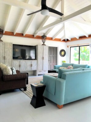 Smart TV - Le Rêve is your dream beachfront getaway, just minutes from San Pedro. (San Pedro)