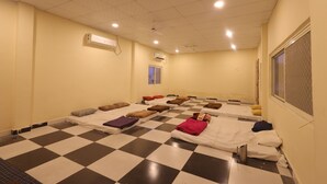客房内保险箱、办公桌、笔记本电脑工作区、遮光窗帘
