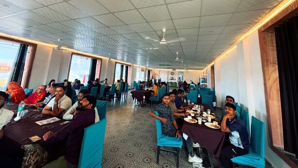 供应早餐、午餐和晚餐