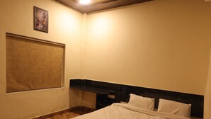 客房内保险箱、办公桌、笔记本电脑工作区、遮光窗帘