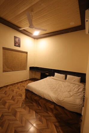 Caja de seguridad en la habitación y escritorio