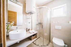 Douche, sèche-cheveux, serviettes fournies, savon