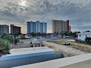 Hotellikompleksi, johon kuuluu useita korkeita rakennuksia, pysäköintialue ja pieni rakennus etualalla.