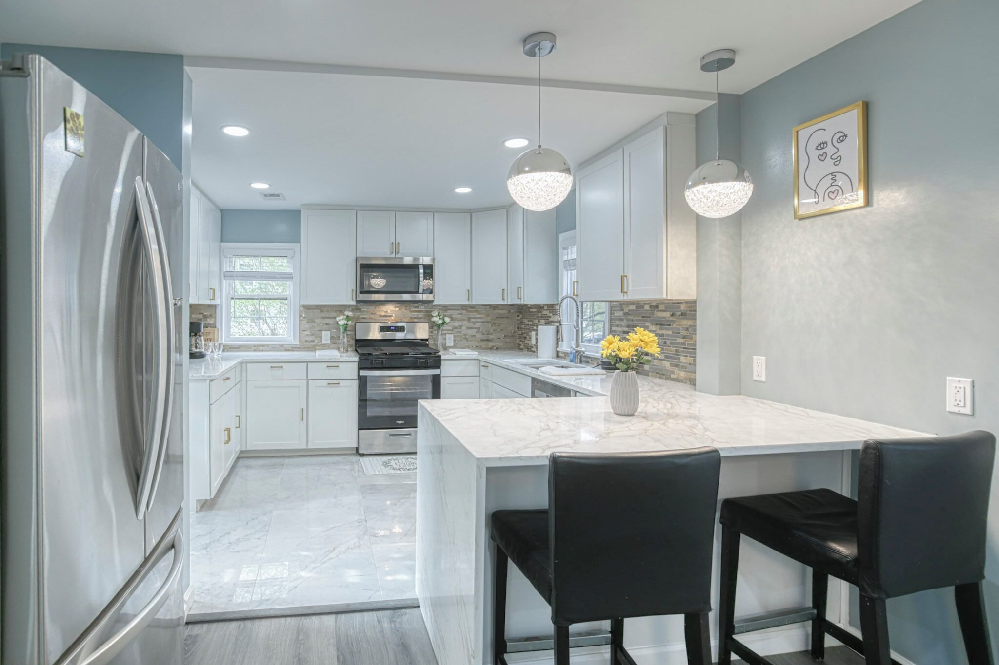 冷蔵庫、電子レンジ、オーブン、コンロ