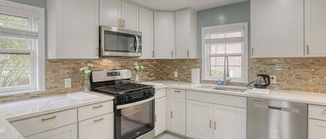 Refrigerador, microondas, horno y parrilla de estufa