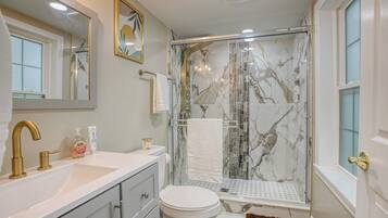 Een douche, een haardroger, een bidet, handdoeken