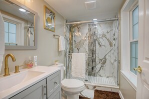 Een douche, een haardroger, een bidet, handdoeken