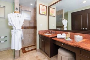 Regadera, tina de hidromasaje, shampoo