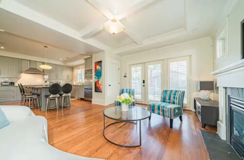 Prime Vancouver Elegant 6BR+4.5BA Villa | Sleeps 14 | 2-Yr Host w/ 5★ Reviews