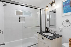 Haartrockner, Handtücher, Seife, Toilettenpapier