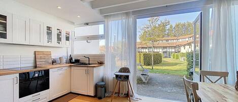 Réfrigérateur, four à micro-ondes, un four, lave-vaisselle