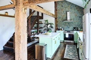 ثلاجة، ميكروويف، فرن، موقد طهي مسطح