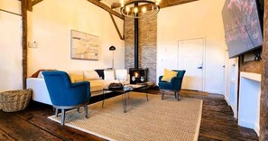 تلفزيون ذكي، مدفأة، كُتُب