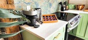 ثلاجة، ميكروويف، فرن، موقد طهي مسطح