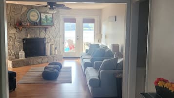 Téléviseur connecté, foyer, livres