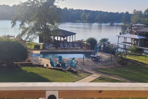 Outdoor dining - Sunset Cove-Sleeps 8-private pool-stunning views (Milledgeville)