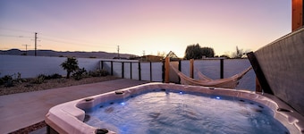 Golden Hour Retreat â Serene Stay Near Joshua Tree 8 People Comfortable