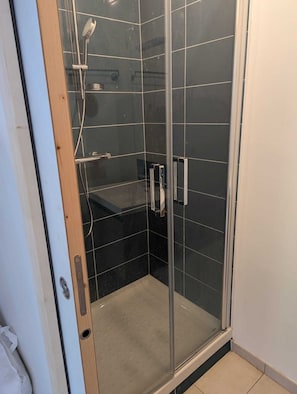 Shower - Family House 50 m from Sorlock beach, Quimiac Mesquer - Sleeps 11 (Mesquer)