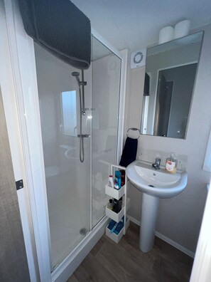 Shower, hair dryer, towels, soap - Skye Breaks Boutique Holiday Home Stay By The Coast (Minster on Sea)