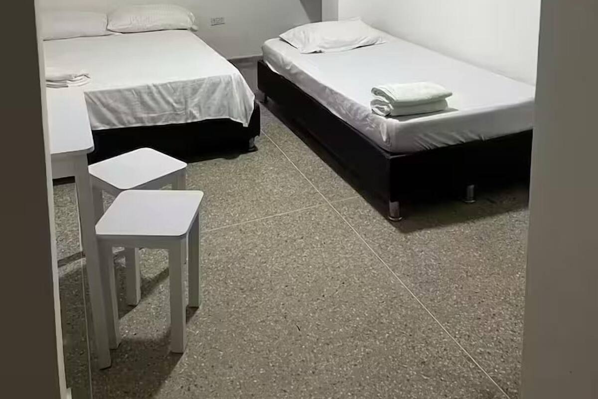 Chambre Double Confort | Salle de bain | Serviettes fournies, savon, papier toilette