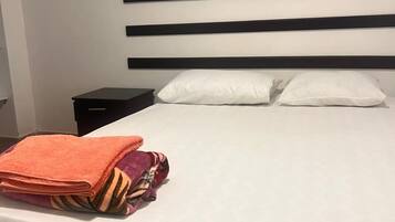 Economy-Doppel- oder -Zweibettzimmer, Terrasse | Hochwertige Bettwaren, Bettwäsche