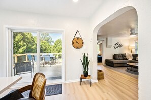 TV - Pelican's Rock: Walk to Downtown + Fire Pit + Luxury shower + Gourmet Kitchen (Sturgeon Bay)