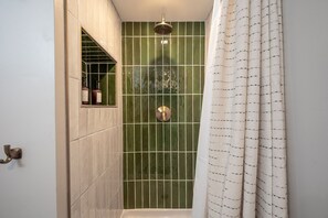 Secadora de cabello, toallas, jabón, papel de baño 