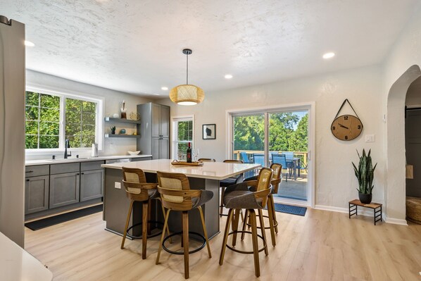 Interior - Pelican's Rock: Walk to Downtown + Fire Pit + Luxury shower + Gourmet Kitchen (Sturgeon Bay)