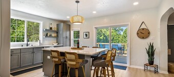 Pelican's Rock: Walk to Downtown + Fire Pit + Luxury shower + Gourmet Kitchen