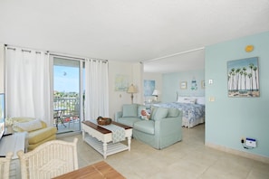 Appart'hôtel, 1 très grand lit et 1 canapé-lit (Estero Beach & Tennis 402-A) | Coin séjour