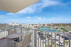 Appart'hôtel, 1 très grand lit et 1 canapé-lit (Estero Beach & Tennis 402-A) | Restauration extérieure