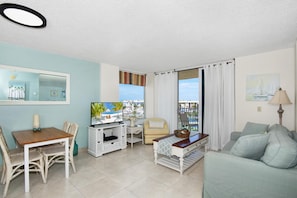 Appart'hôtel, 1 très grand lit et 1 canapé-lit (Estero Beach & Tennis 402-A) | Coin séjour