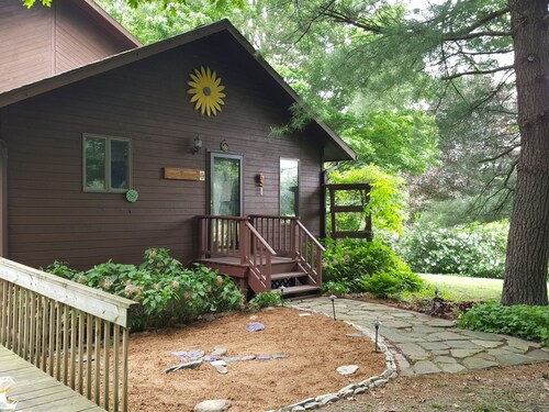 Woodland Hideaway a Cozy & Relaxing Finger Lakes 2 bedroom home in Naples NY
