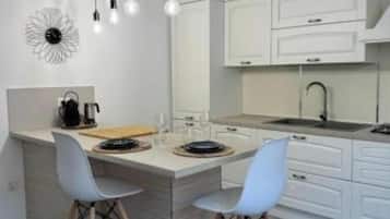 Een koelkast, een oven, een kookplaat, een vaatwasser