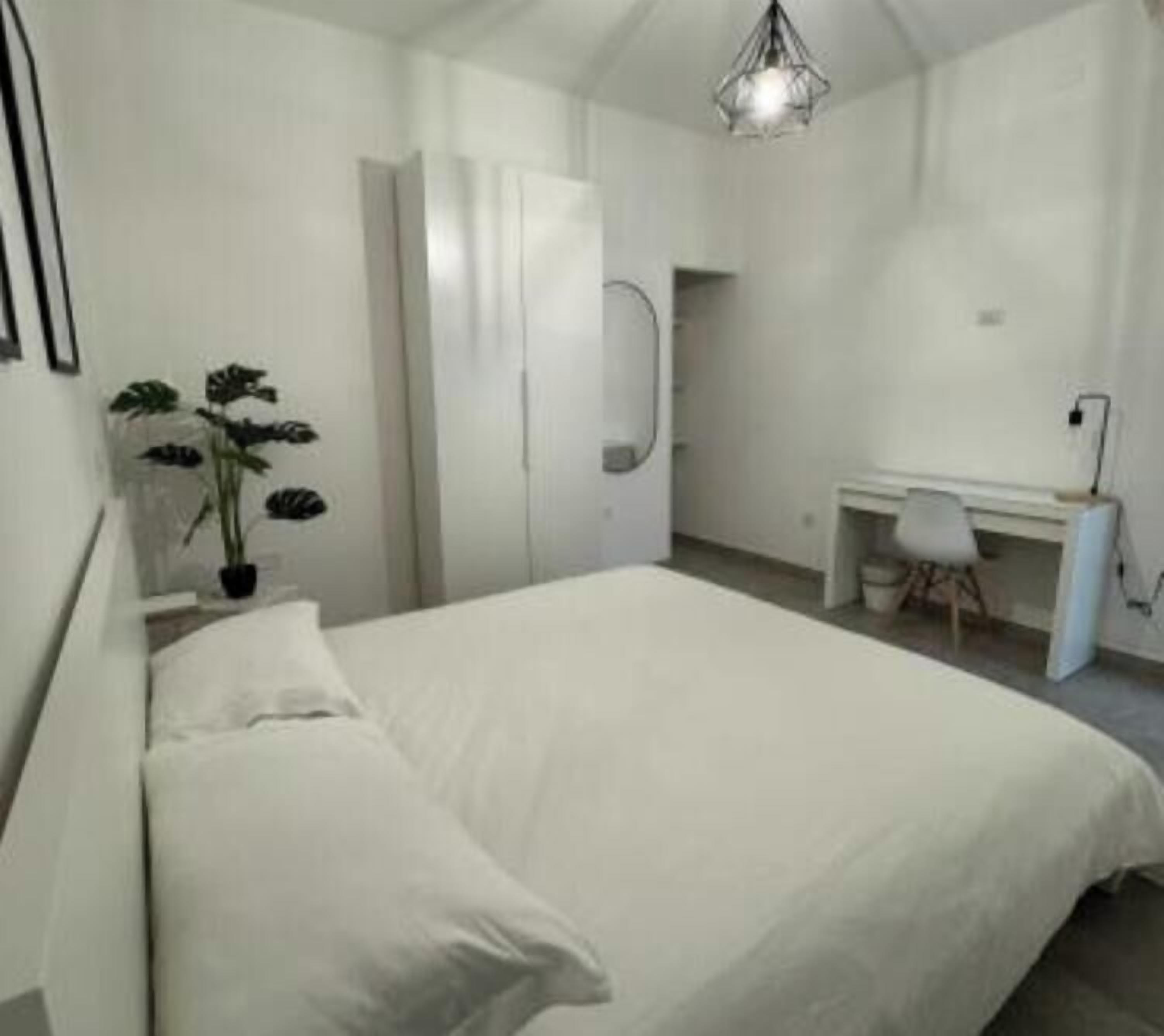 1 habitación, escritorio, tabla de planchar con plancha y cuna de viaje 