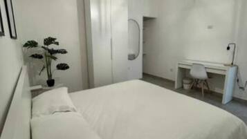 1 habitación, escritorio, tabla de planchar con plancha y cuna de viaje