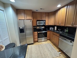 Geladeira, micro-ondas, fogão, cooktop