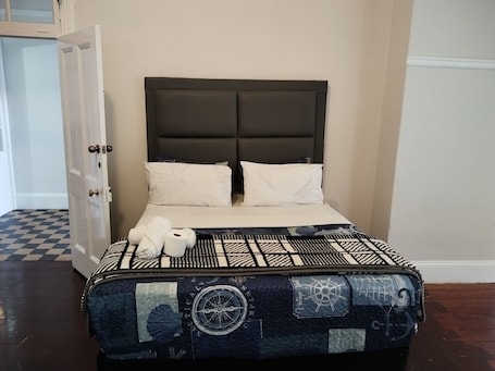 Basic Single Room | Desk, laptop workspace