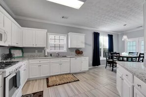 Private kitchen - Elegant 4BR Home Near Cobb Hospitals & Braves Stadium (College Park)