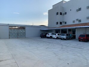 المنطقة المحيطة بالمنشأة