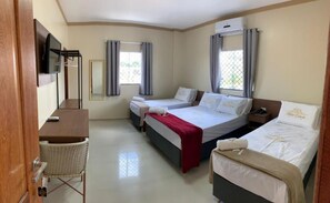A hotel room with two single beds, a desk, a chair, and a TV. - Hotel Estrela (Castanhal)