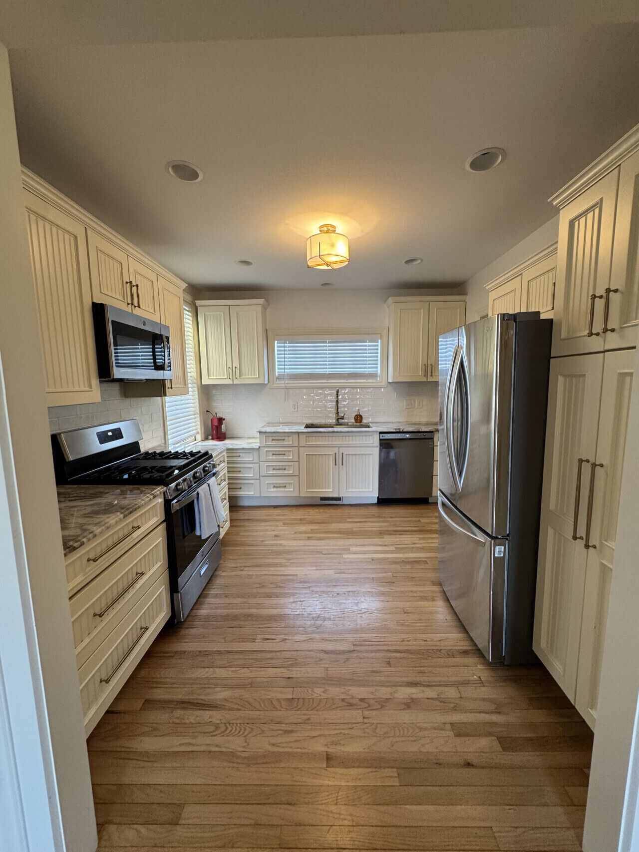 Jääkaappi, mikroaaltouuni, uuni, liesi