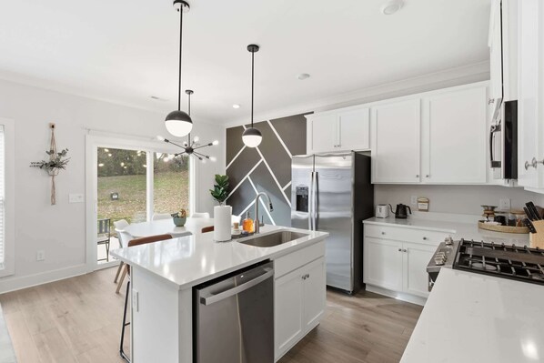 Frigorifero, microonde, forno, piano cottura