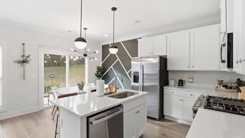 Køleskab, mikrobølgeovn, ovn, kogeplade